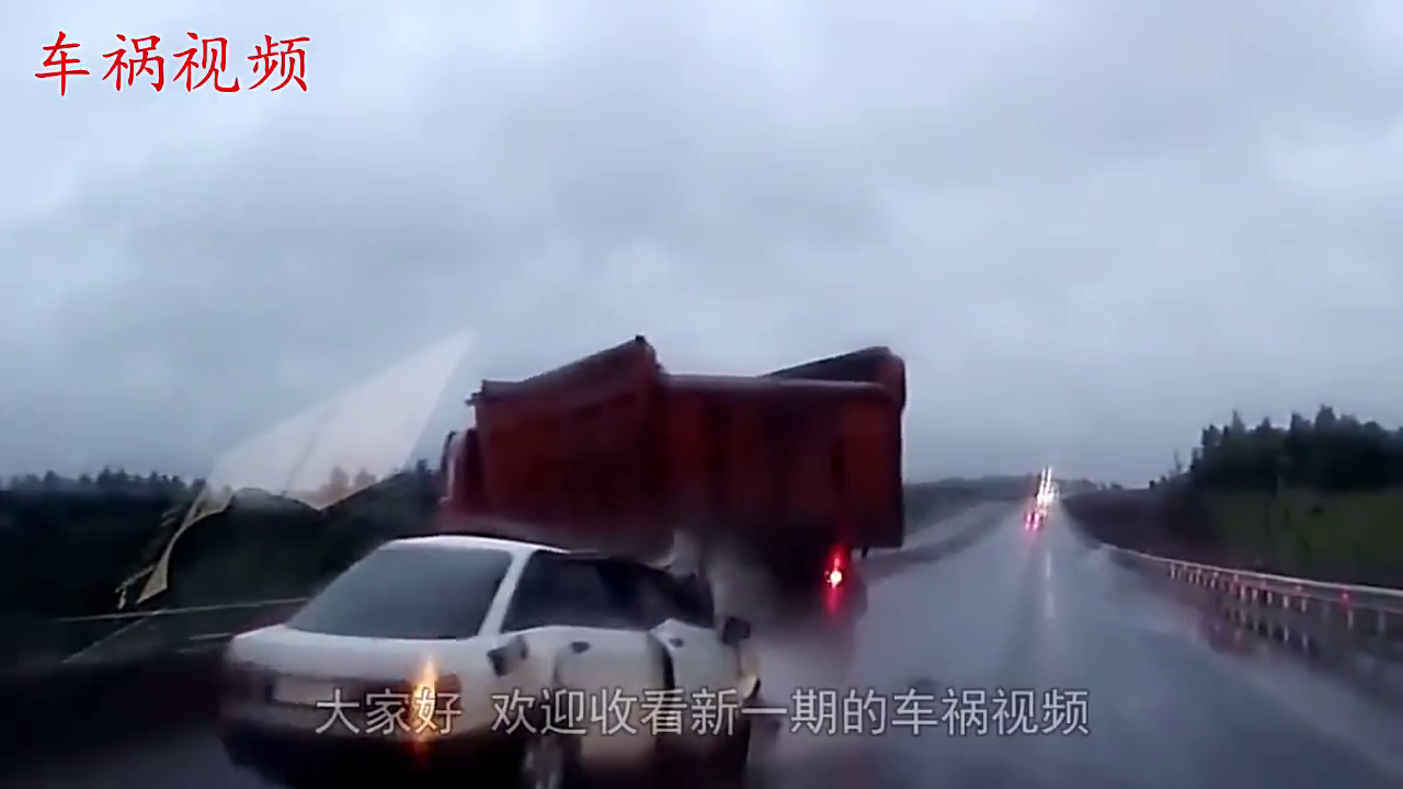 电动车司机骑车方式太妖娆，网友：幸好结局没让我失望！