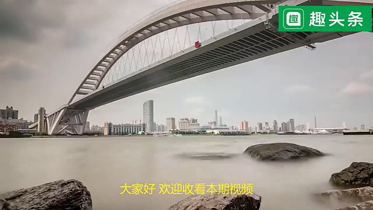 电动车挑衅大货车，遇上硬茬惨遭碾压，网友直呼：早该碾死！