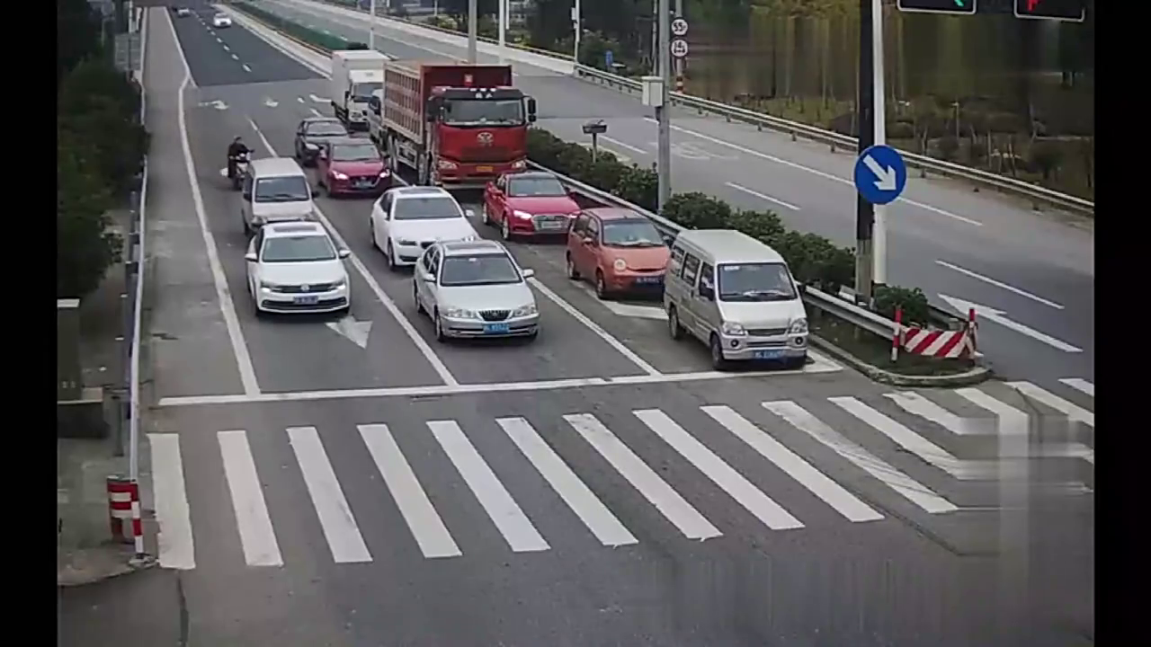 电动车作死抢道，大货车视而不见，生死真的就在这一瞬间