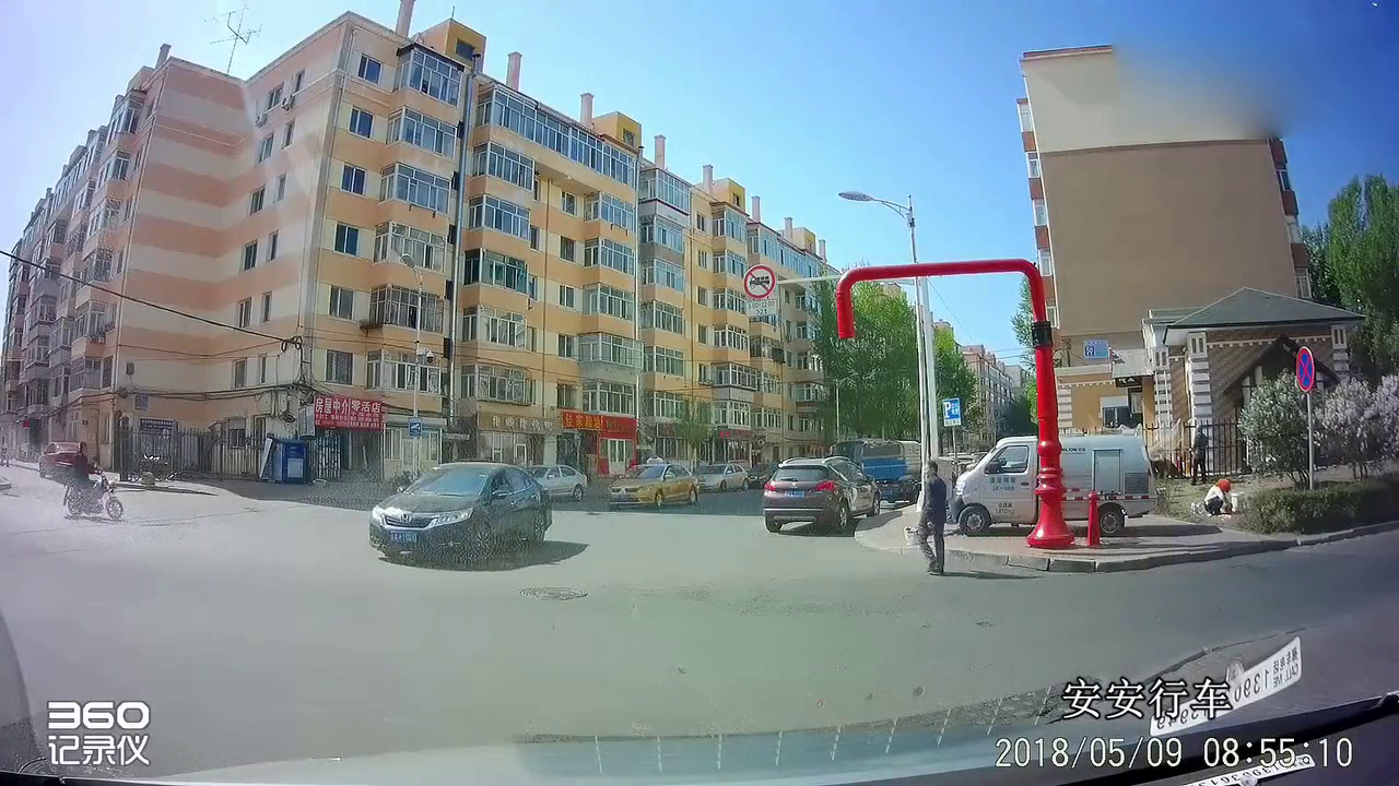 出租车怼上奔驰，奔驰质量毋庸置疑