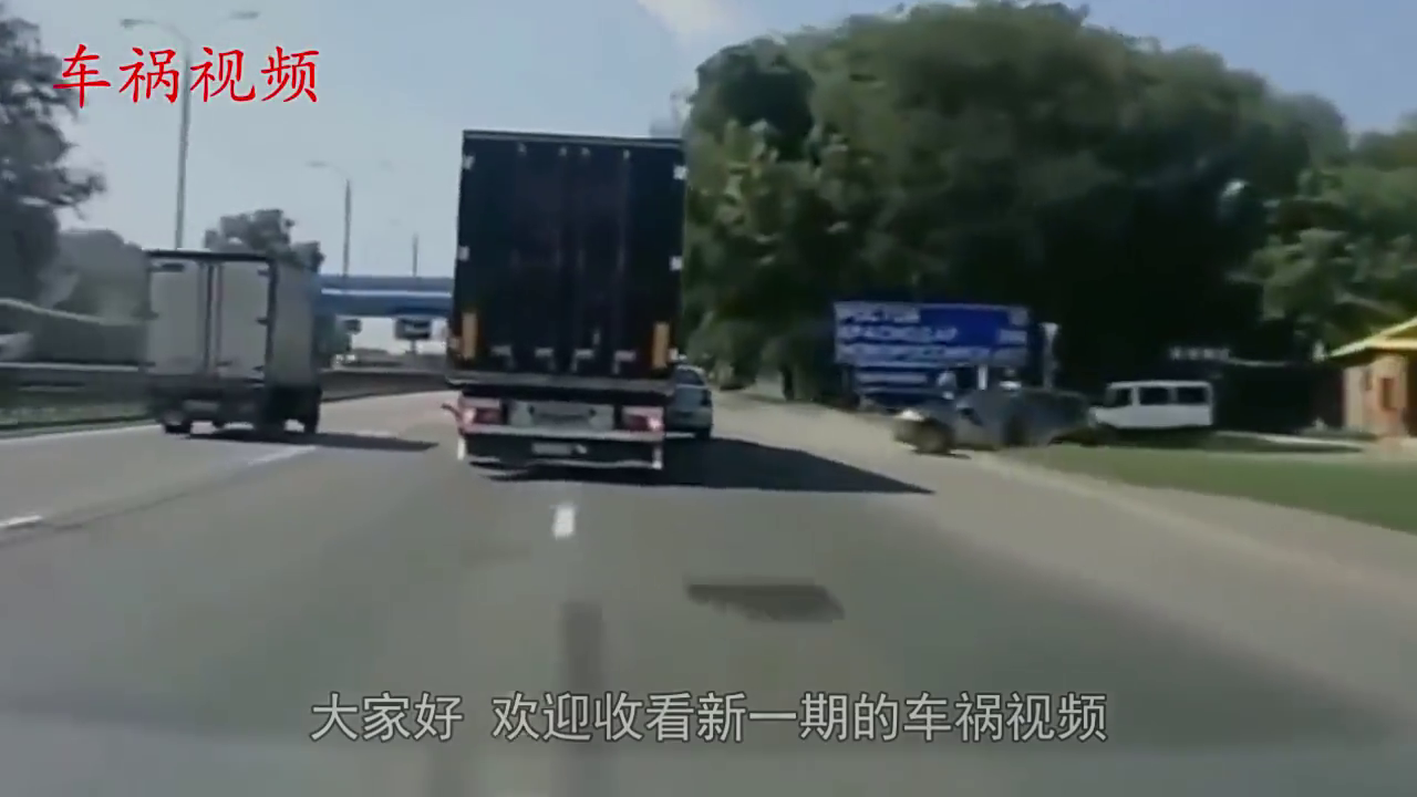 电动车大妈随心所欲闯红灯，下一秒却为此付出惨痛代价，不值得！