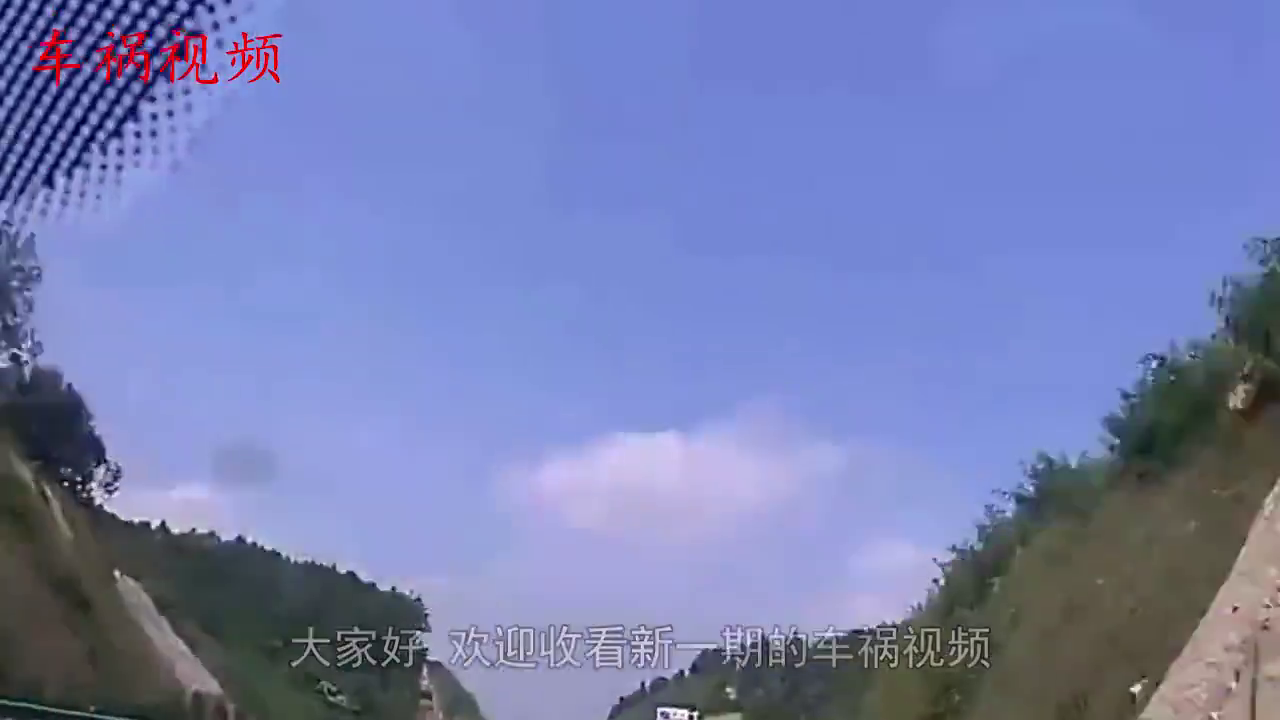 谁给这个电动车司机的胆子，不仅闯红灯还踹人家车玻璃，太猖狂了