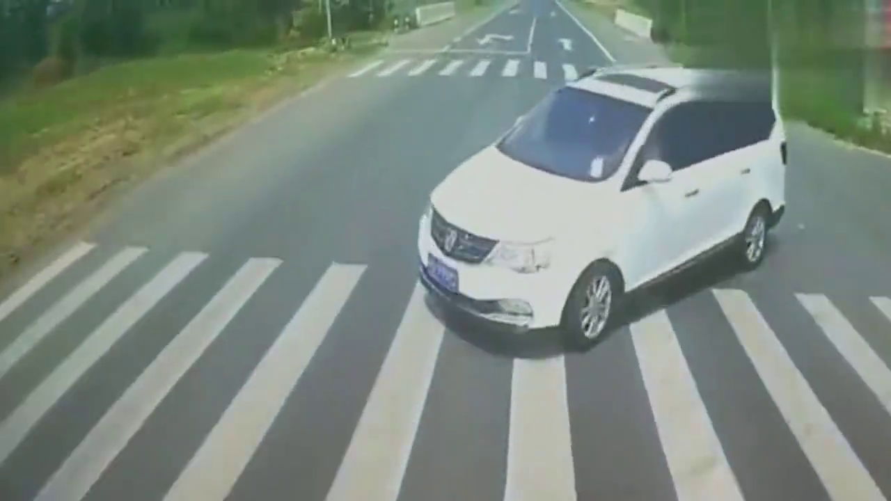 都说电动车该死，女子高速上疯狂逆行，不知道交警看到啥心情？