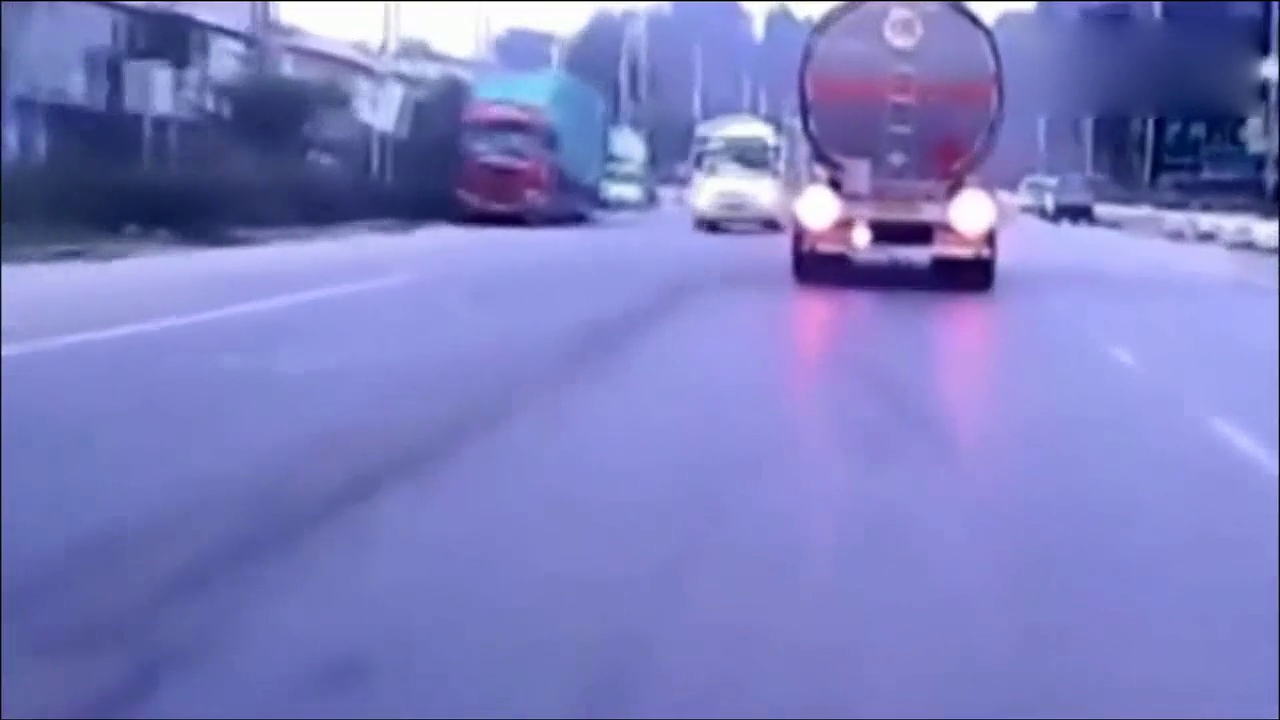 油罐车拼命急刹车，可惜也没能救了电动车性命！
