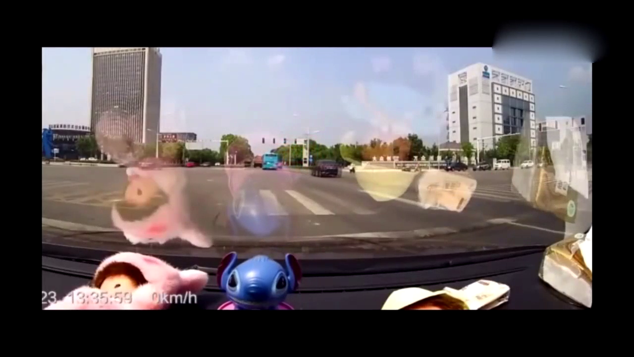 女司机刚起步左转，电动车男子硬要撞上来