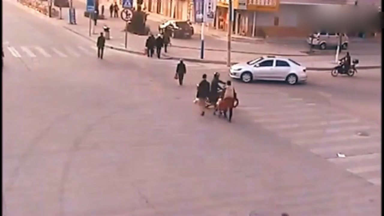 嚣张电动车闯红灯，老天都看不下去，悲剧就在一瞬间