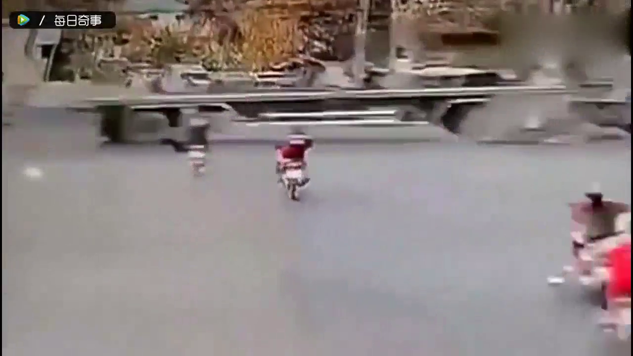 电动车遇上100迈闯红灯的大货车，瞬间被碾压身亡！