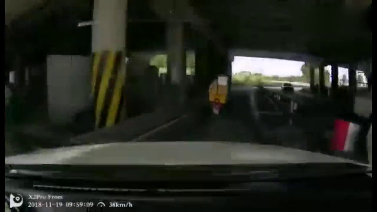 男子不断鸣笛催促电动车，不料刹车不及造成事故