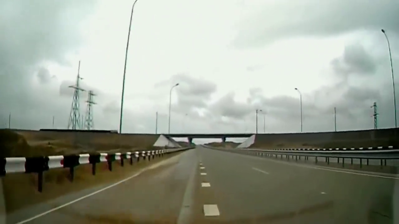 电动车撞上了死神，女子拿生命去赌，结果再也没爬起来！