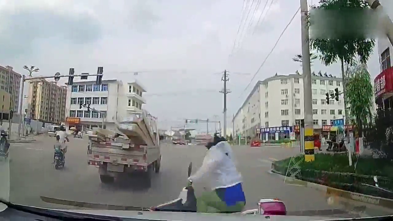 电动车女司机任性抢行，不料被轿车撞上轮番碾压