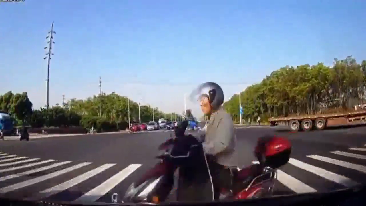 电动车大爷淡定的闯红灯，轿车女司机无奈把他撞翻