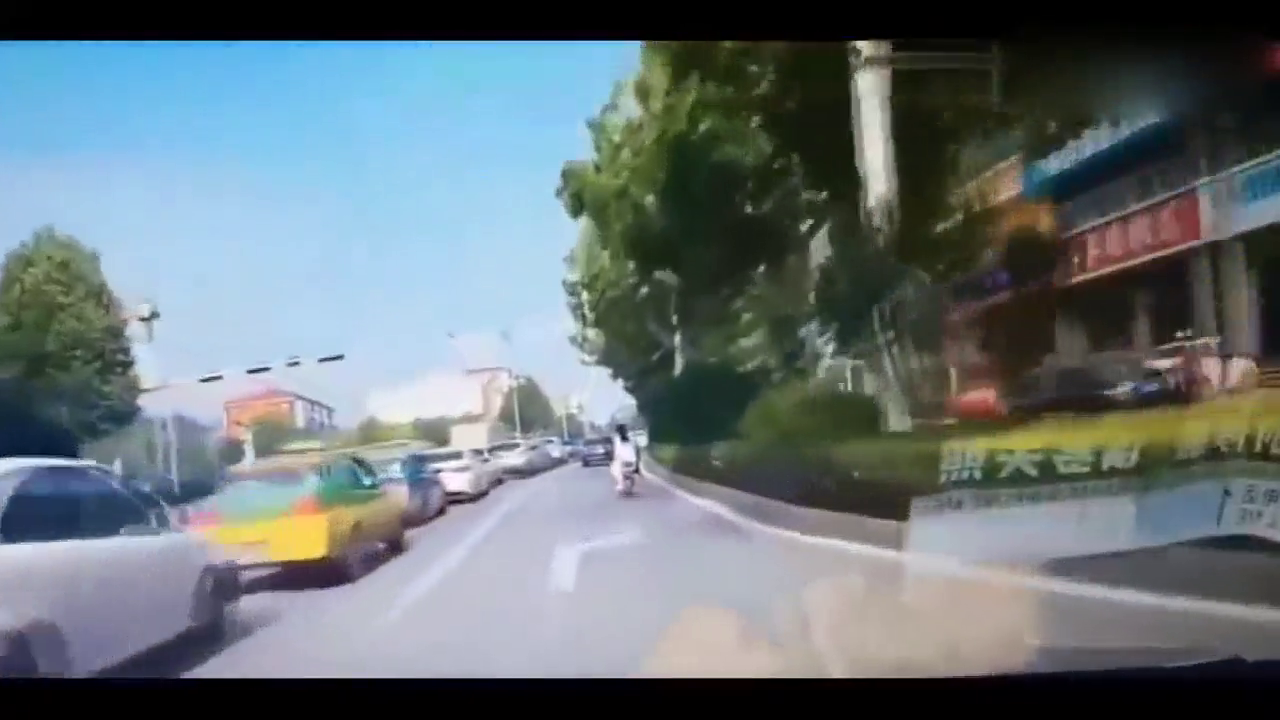 电动车就这样窜了出来，是真没想到啊