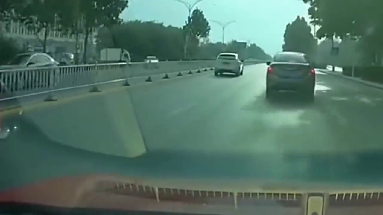 电动车嚣张到家了，女子以为轿车不敢撞，结果被活活撕成了碎片！