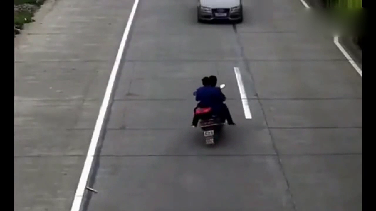 电动车闯红灯被小轿车瞬间带去天堂