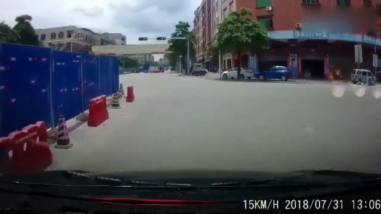 电动车女司机突然窜出来，正在跟女友吵架的司机撞了上去