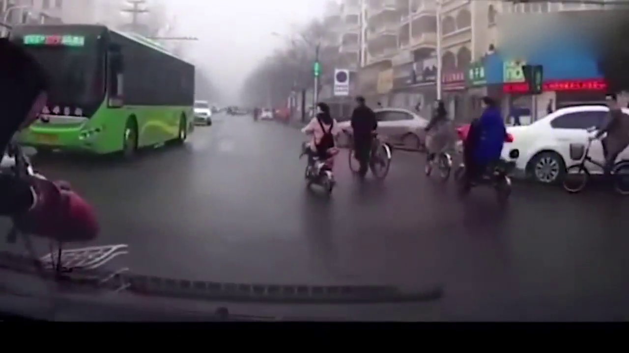 电动车男子带着孩子斑马线被小轿车撞倒之后，站起来怒踹小轿车！