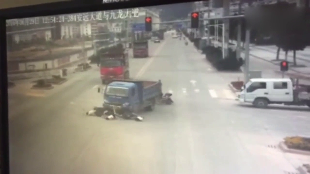 电动车加速冲过十字路口，没想到会如此惨烈的被撞飞