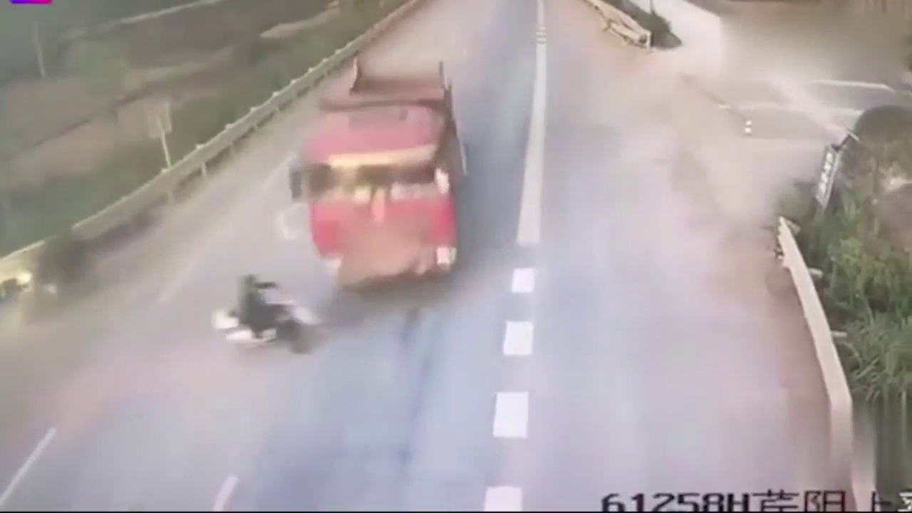 电动车男子骑车不带眼，大货车教他做人，代价太大了！