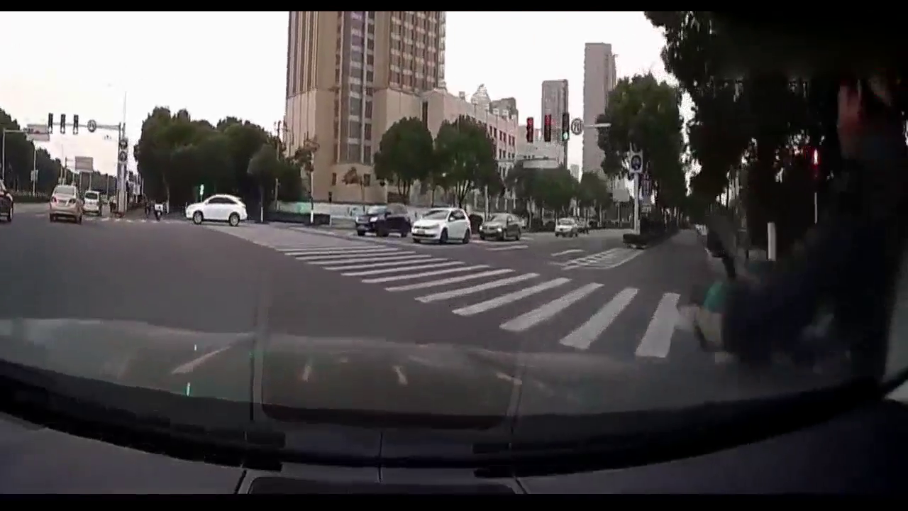 电动车突然转弯，面包车想刹车却为时已晚，记录议拍下作死一幕