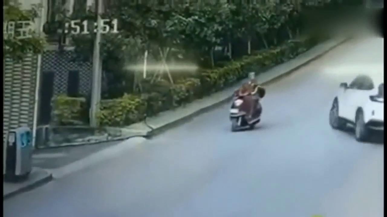 女司机开车刚出门，荒唐的画面就发生了，电动车老大爷看傻眼了