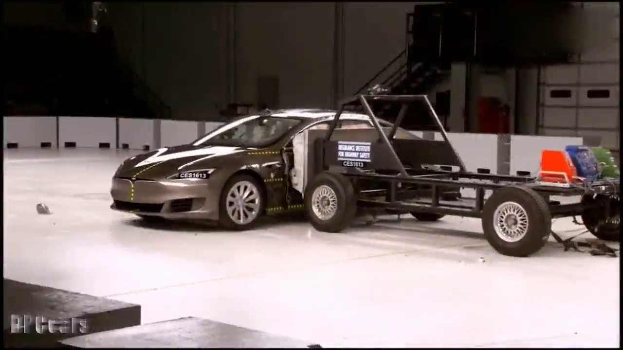 特斯拉model电动车侧面碰撞测试