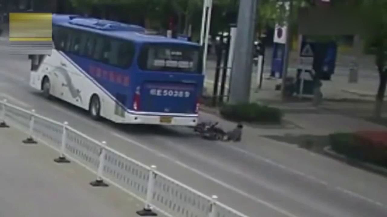 电动车男子一边骑车一边看手机，好不惬意