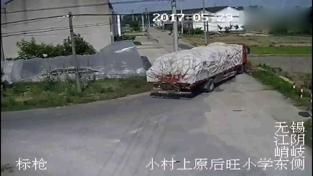 电动车夫妻本有多次机会逃生，可惜男人却做出了这个选择！