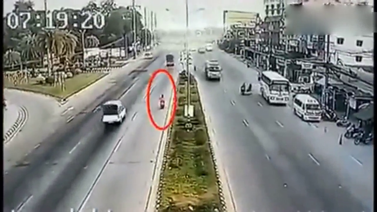 电动车女孩意外身亡，查看监控，罪魁祸首竟然是“它”