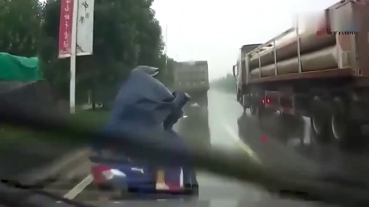 长点心吧！电动车大哥随意加塞，轿车刹车不及，酿成惨祸