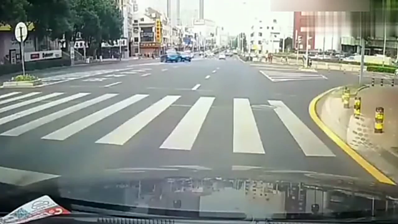 一双腿算是废了，电动车闯红灯家常便饭，下一秒跪在地上苦苦挣扎