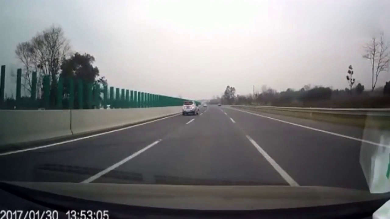 说出来你可能不信，电动车在高速上逆行，恐怕一般人做不到吧