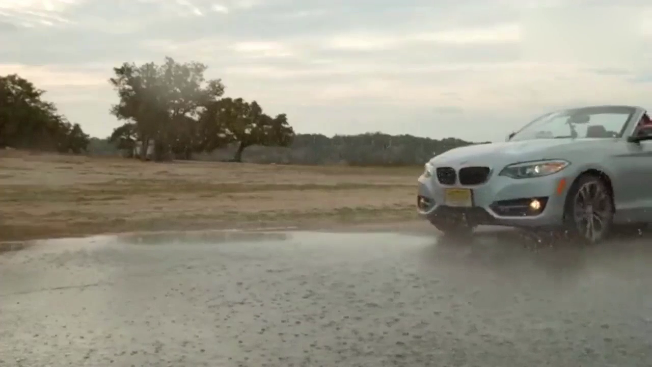 敞篷车快速通过雨水区会不会被淋湿？让这台宝马车告诉你答案