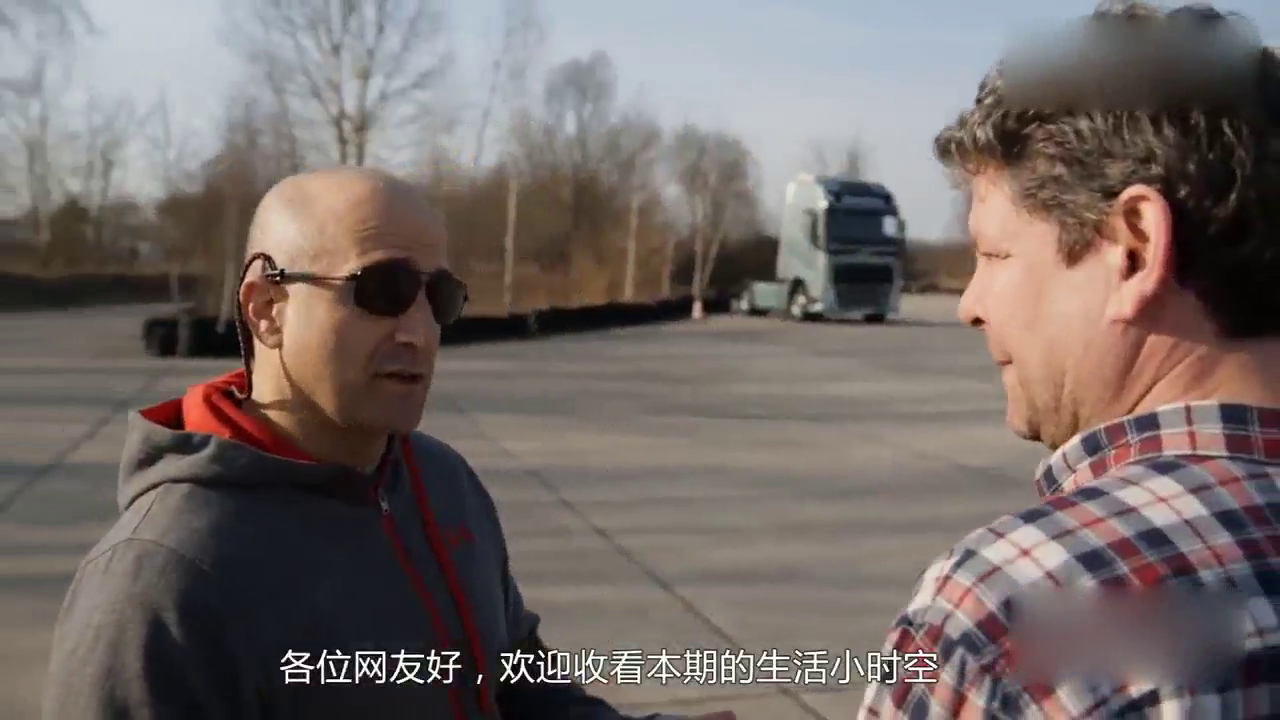 国外牛人展示特技，卡车侧着身子也能开，网友：请收下我的膝盖