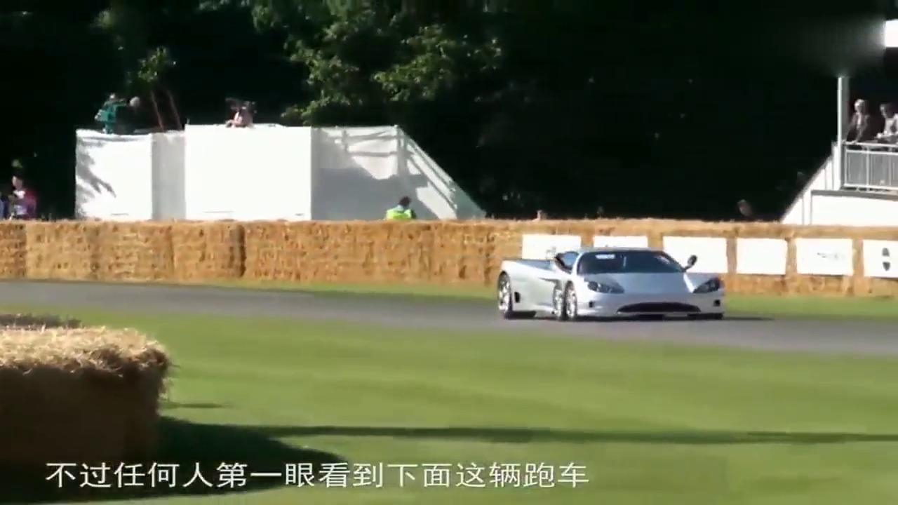 国外奇葩的跑车，装了6个车轮，跑起来特别稳！