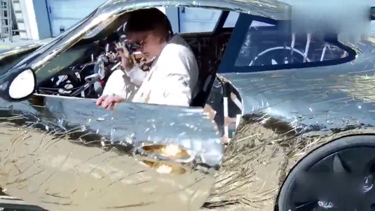 国外小伙把自行车伪装成一辆跑车开上赛道，结果被真的跑车秒了！