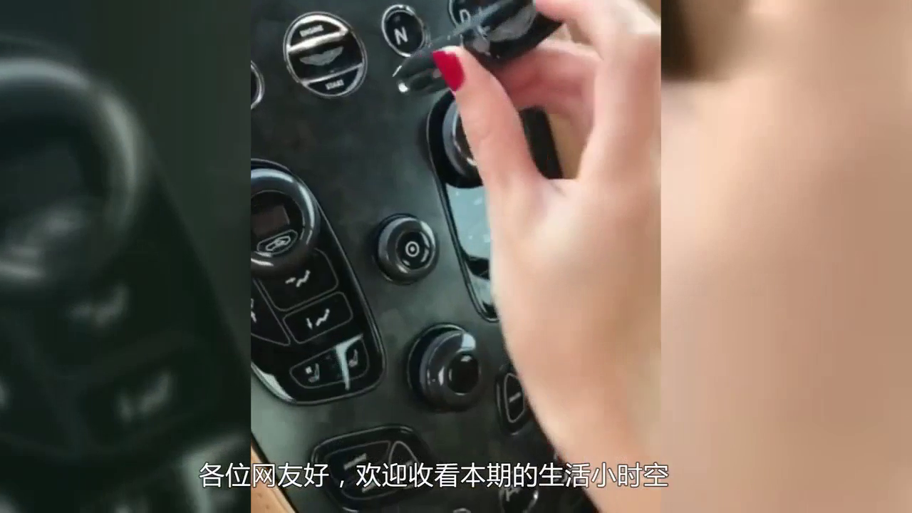 国外美女就是有钱，拥有多辆跑车，网友：妹子缺男朋友吗？