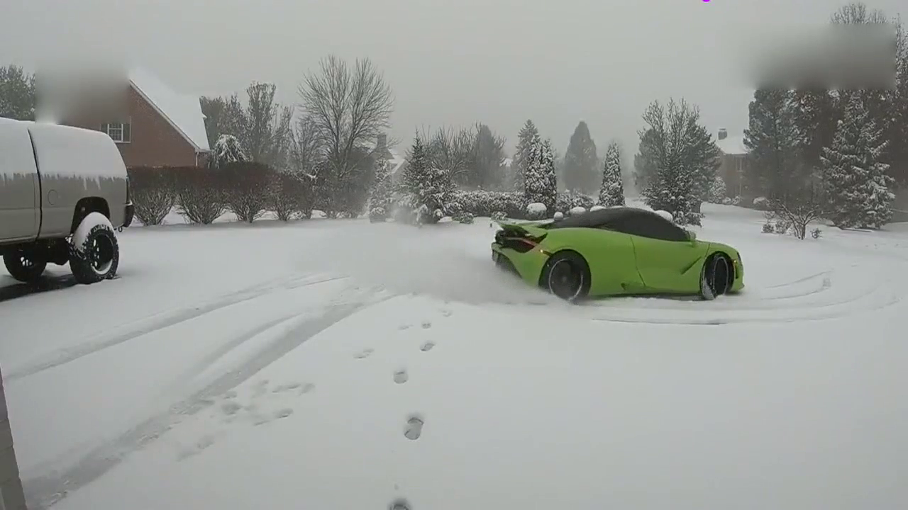 国外牛人用跑车，在雪地里玩漂移，看上去很刺激啊