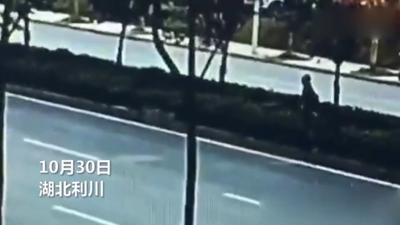 男子小跑横穿马路被卷卡车车底当场身亡