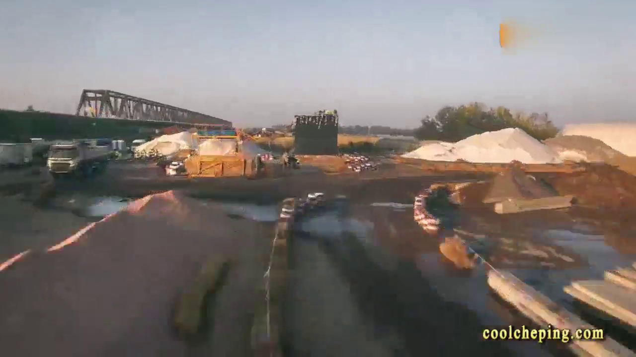 超可爱小女孩驾驶遥控卡车，翻车后表情亮了