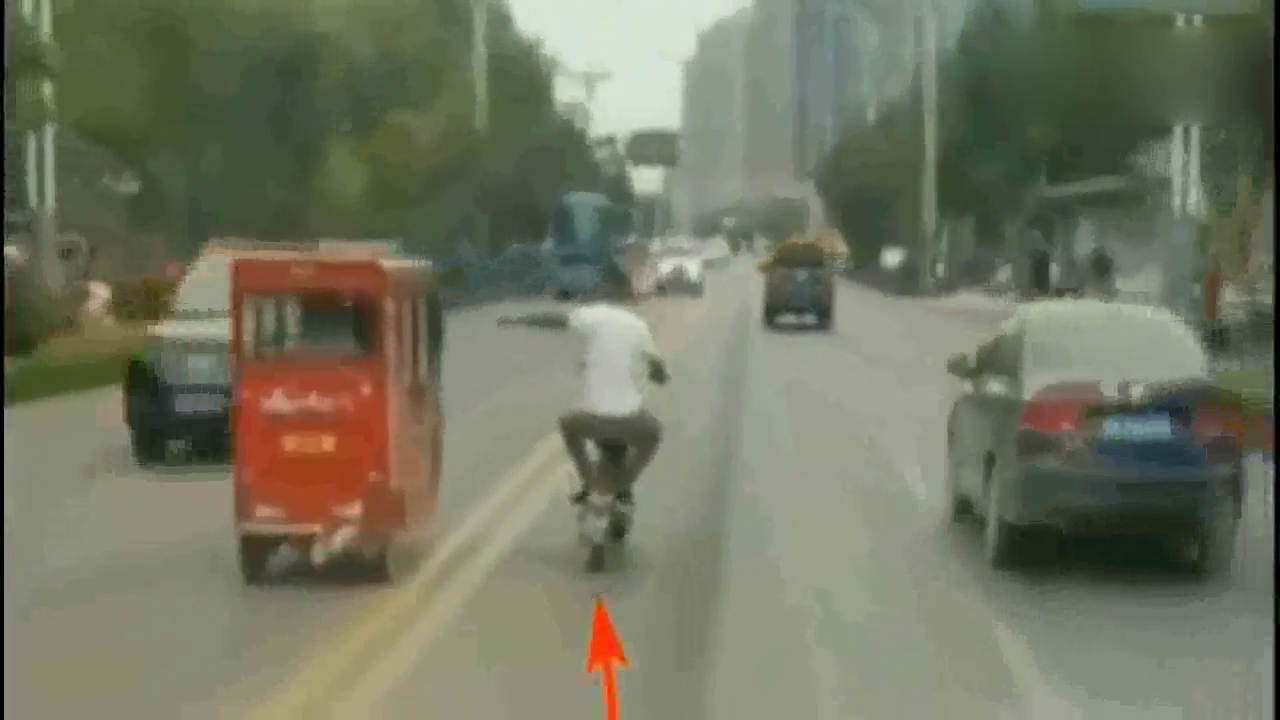 电动车男子和三轮车司机斗气，他踹了一脚三轮车，下一秒悲剧了！