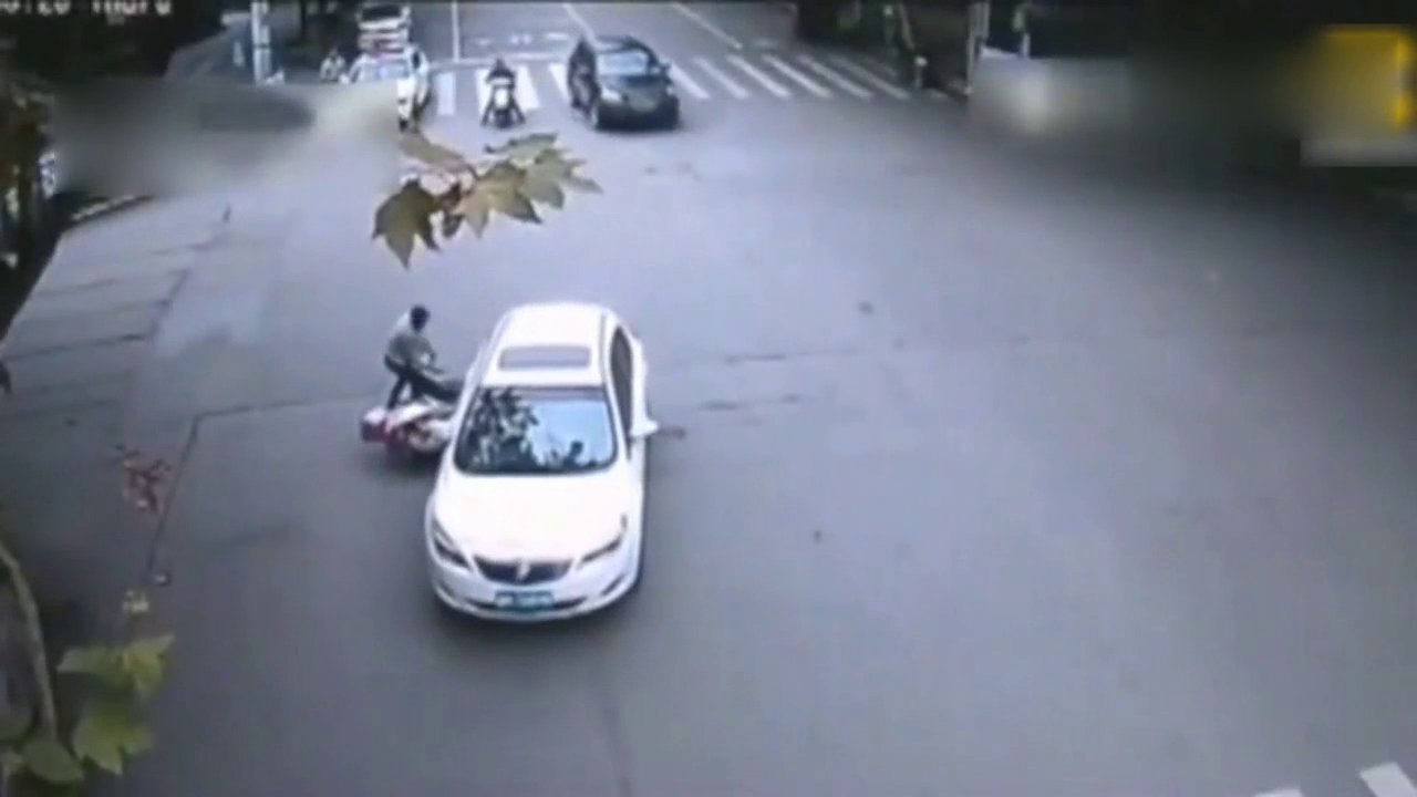 男司机开车走神，将电动车女子碾压车底，路人的行人让人点赞！
