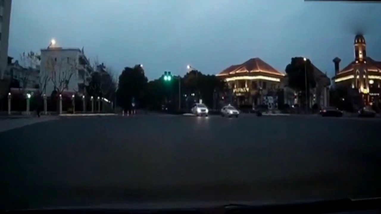 电动车疯狂闯红灯，最终还是付出了惨痛的代价