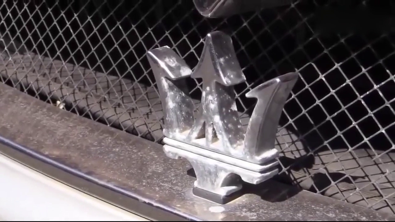 玛莎拉蒂跑车洗完和新的一样，洗车就得用高压水枪