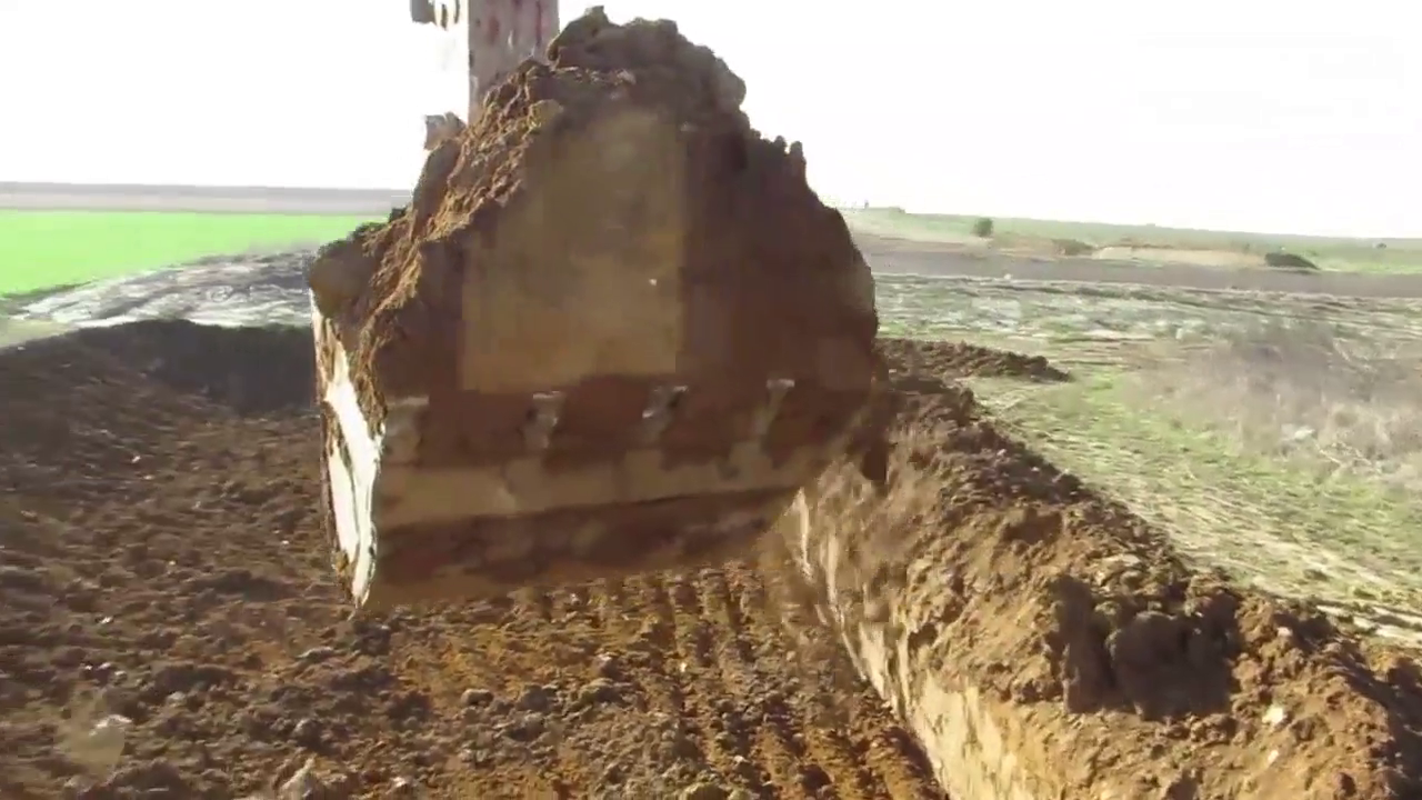 卡特皮勒卡车也是脏到可以，都可以刮一吨下来咯！