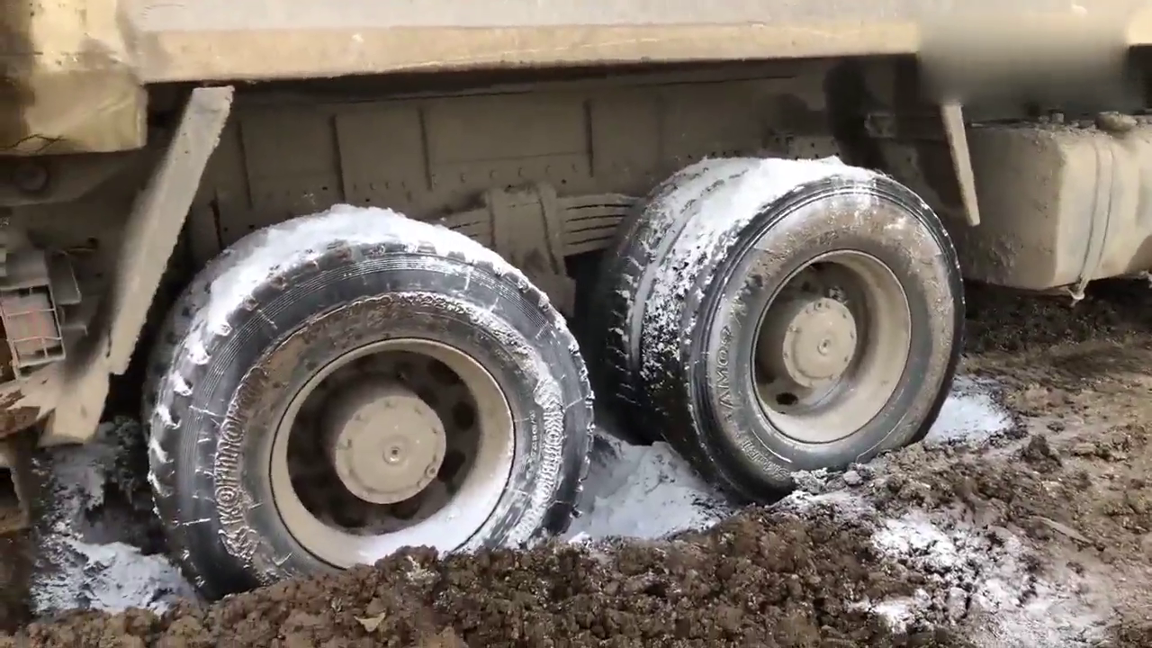 卡车倾卸粘土，怎么倒都不下来