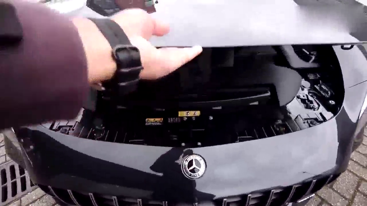 200万的奔驰敞篷跑车，打开引擎盖才知道钱没白花！