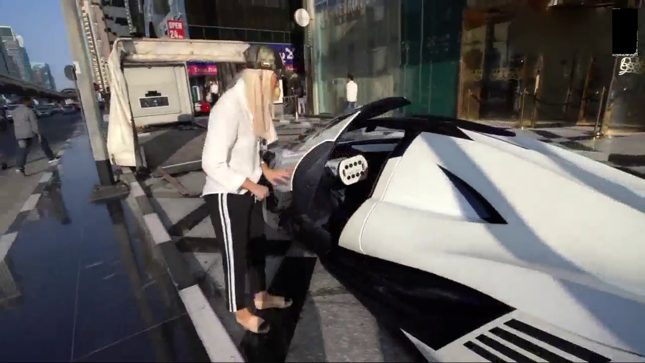 女土豪试驾价值上亿元的跑车，车门打开后才明白贵在哪里！