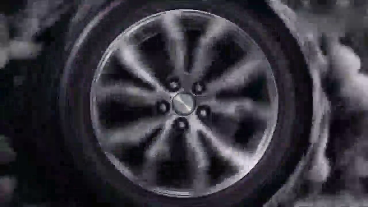 她当年被冯小刚看不起，今身价3亿，出行一辆200万的豪华车