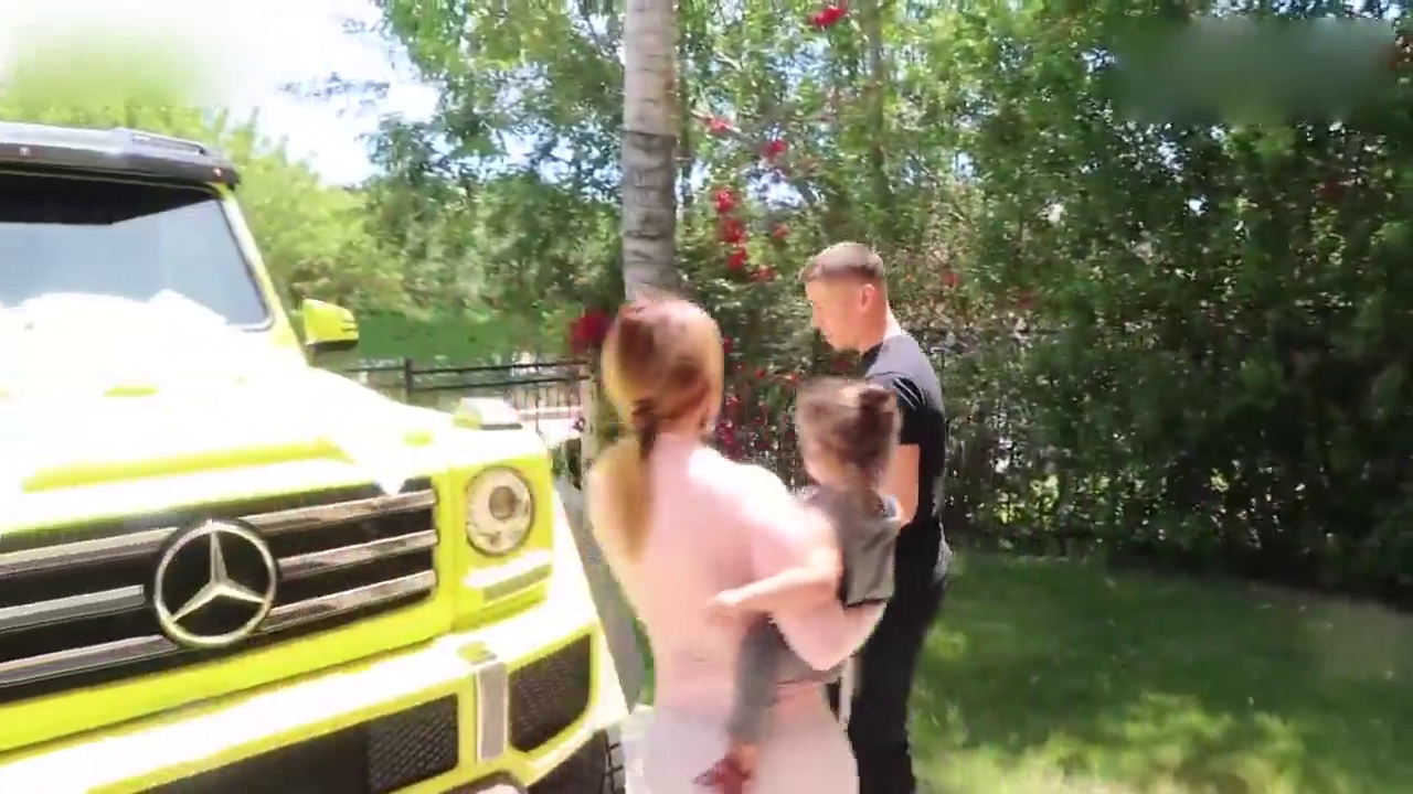 小伙失业姐夫送礼物安慰，400万的跑车变球衣惊喜还是惊吓？