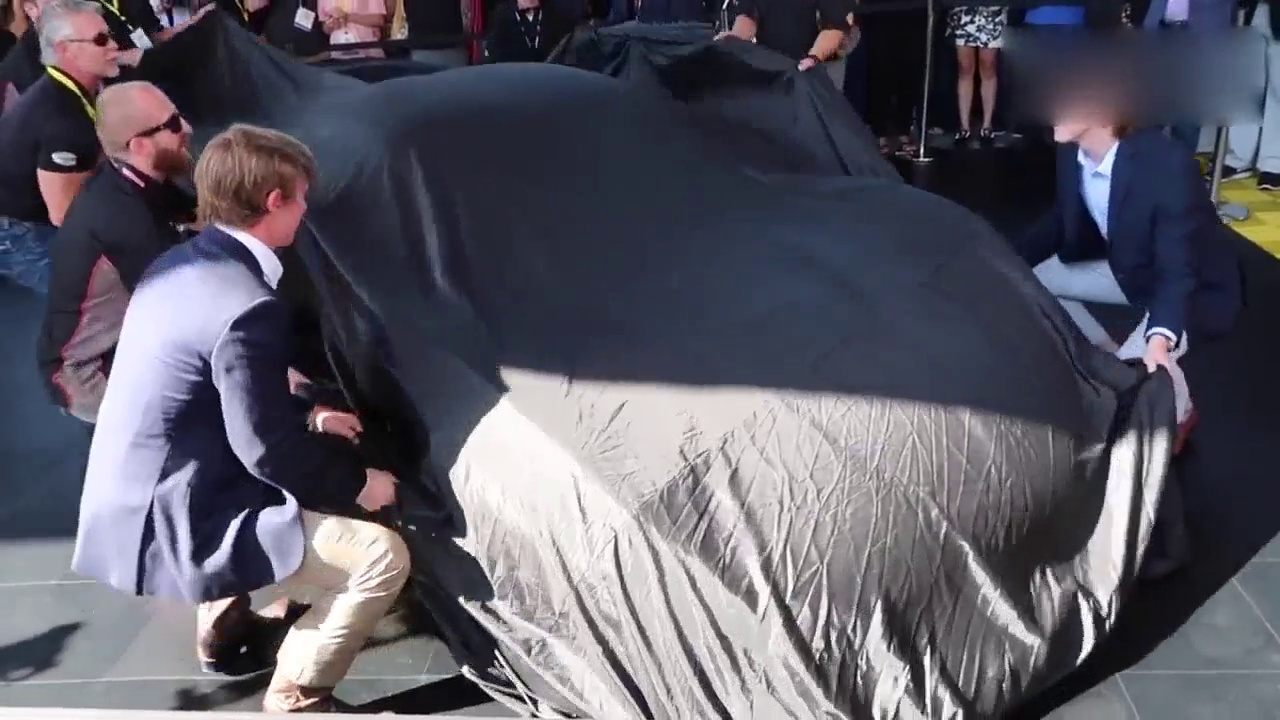 世界最快的超级跑车，拉开遮车布那一刻，让布加迪失去了辉煌